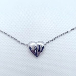 ❗️MOVING SALE❗️🌈HP!! VTG 80s Avon Silvertone Puffy Heart Pendant Necklace!